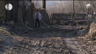 Zeci de familii dintr-un sat din Dâmboviţa se luptă de ani cu noroaiele
