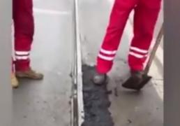 La Iaşi, asfaltul se toarnă cu picioarele. E special, susţin muncitorii