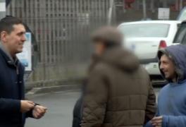 Experiment Observator. De zeci de ori mai mult câştigă din mila trecătorilor un om bine îmbrăcat, faţă de altul cu haine ponosite