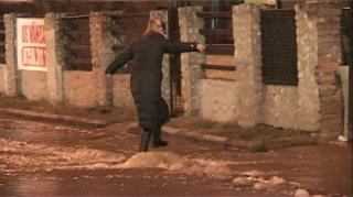 Inundaţie masivă la Târgu Jiu, după ce o conductă s-a spart