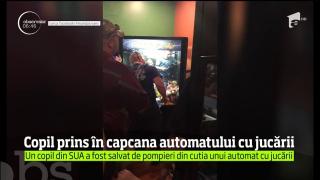Copil salvat de un pompier dintr-un automat de jucării