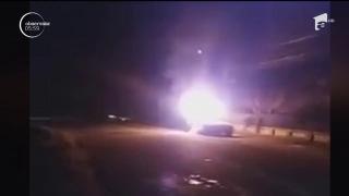 Imagini dramatice cu o maşină în flăcări, surprinse în Argeş