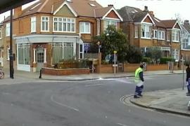 Doi bărbaţi din Londra au fost la un pas să fie loviţi de un bloc de gheaţă căzut din cer