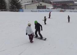 Prima lecţie de snowboard pentru Daniel Osmanovici, în magazin