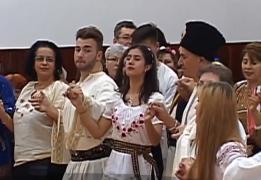 Bal organizat ca pe vremuri în comuna argeşeană Lerești. Fetele au îmbrăcat ii vechi, iar muzica a cântat până la miezul nopții