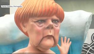 Tradiţii de carnaval în Europa. Angela Merkel este înfăţişată cu trup de sirenă într-un orăşel portughez