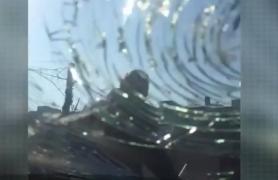 Fost judecător acuzat de distrugere la Craiova. Bărbatul a spart geamul unei maşini cu o umbrelă (Video)