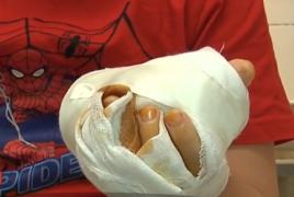 Un copil şi-a făcut mâna praf la bazin pentru că administratorii nu au rut să schimbe la timp blocstarturile: "Era sfârşit de an"