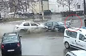 Un şofer beat a spulberat o maşină parcată, la Iaşi, fiind aproape să omoare doi oameni