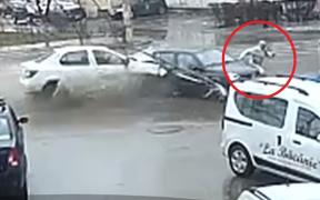 Accident incredibil la Iaşi, provocat de un şofer băut. Un tânăr a scăpat ca prin miracol din faţa maşinii (Video)