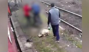 Dosar penal după ce un călător fără bilet a fost bătut măr de un controlor şi alţi doi pasageri (Video)