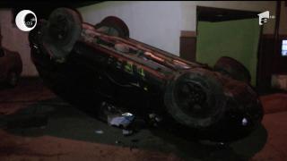 Plimbare romantică, încheiată la spitalul din Reşiţa. Doi tineri au scăpat ca prin minune după ce maşina lor s-a răsturnat