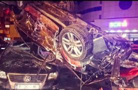 Cascadorie imposibilă la Constanţa, unde o şoferiţă de 54 de ani a făcut praf 9 maşini şi un stâlp de electricitate. A scăpat cu viaţă