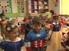 Zeci de copii şi-au pus costumele de carnaval şi au sărbătorit venirea primăverii