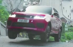 Un șofer de Formula 1 a şocat o lume întreagă după ce a urcat 999 de trepte cu un SUV