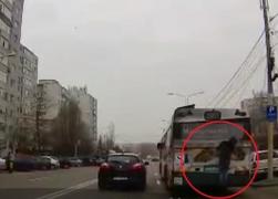 Scene şocante în Constanţa. Un copil îşi pune viaţa în pericol. Un copil călătoreşte agăţat de spatele unui autobuz