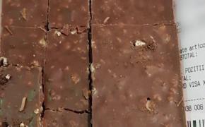 O cicolată bio dintr-un hypermarchet constănţean era plină de viermi. Magazinul a fost drastic amendat şi în 2017