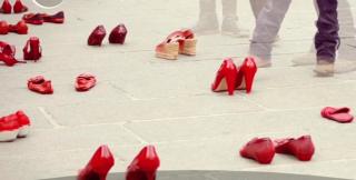 De Ziua Iubirii, stop violenţei în familie! Protest cu 'pantofi roşii' în faţa Muzeului de Istorie a României (Video)