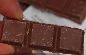 Şi-a cumpărat ciocolată bio, dar a găsit viermi în ea! S-a întâmplat într-un magazin din Constanţa