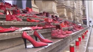 ”Dragostea poartă pantofii roșii”. De Ziua Iubirii, în ajutorul victimelor violenţei în familie, au sărit sute de oameni