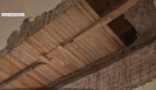 Doi bătrâni la spital, după ce tavanul unui cămin din Sighetu Marmaţiei s-a prăbuşit peste ei (Video)