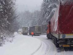 Codul galben a blocat drumurile. Ninsorile şi viscolul se mută spre Moldova