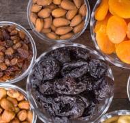 Fructele confiate, adevărate bombe calorice. Pe cât sunt de populare, pe atât sunt de periculoase pentru siluetă