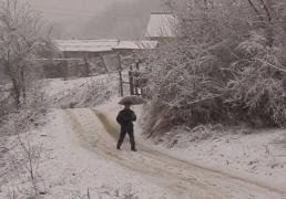 Localnicii unui sat din Argeş trec, de 60 de ani, printr-o gârlă, în drum spre casă