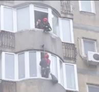 Imagini spectaculoase în Capitală. Pompierii au salvat o femeie care ameninţa că se sinucide