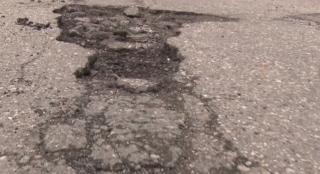 Drum judeţean din Hunedoara, neasfaltat din anii '80. Şoferii fac slalom printre gropi