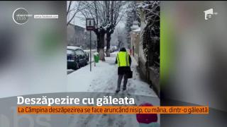 Imagini de-a râsu'-plânsu'. Deszăpezirea se face cu găleata, la Câmpina! (Video)
