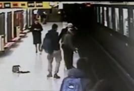 Imagini dramatice filmate la metrou. Un băieţel de doi ani a fugit de lângă mama lui şi a căzut pe şinele de tren!