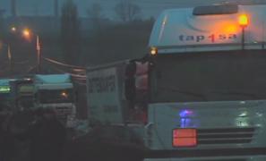 Accident la ieşire din Galaţi. Şase răniţi, după ce autobuzul lor a fost lovit de un TIR