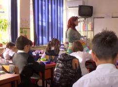 Salariile profesorilor întârzie. Sindicaliştii din Învăţământ au cerut explicaţii la poarta ministerului (Video)