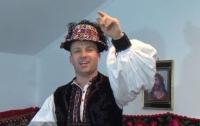 Interpretul de muzică populară care cântă în tonalități acute, stil specific femeilor, vine din Ţara Oaşului