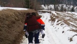 Zeci de localităţi au rămas pierdute în zăpadă, după ninsorile căzute