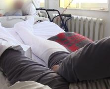 Daune de 10 mii de lei pentru un pensionar din Iaşi, după ce s-a ales cu mâna ruptă în fața farmaciei!