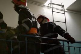 Dialog sfâşietor între un copil și salvatorii lui. Încuiat în casă de tată, micuţul a fost salvat de pompieri