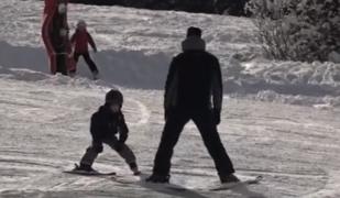 Predeal, o stațiune specială. Pe pârtia Clăbucet a fost instalată o bandă transportoare