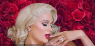 Paris Hilton, videoclip incendiar. Vedeta apare dezbrăcată pe un pat din petale de trandafiri