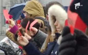 Protest cu cartonaşe roşii în Piaţa Victoriei: mame nemulţumite de banii pentru concediu prenatal (Video)