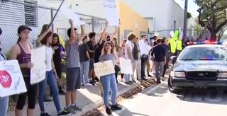 Târg de arme lângă locul masacrului din SUA. Sute de elevi americani au ieşit în stradă!