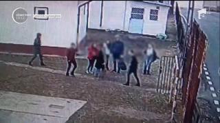 Adolescentul care a bătut un coleg în curtea unei şcoli din Prahova a fost reţinut