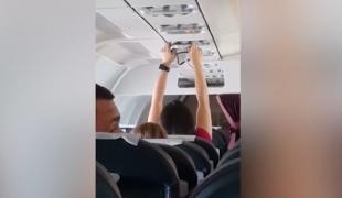O femeie a fost surprinsă în timp ce îşi usca lenjeria intimă într-un avion