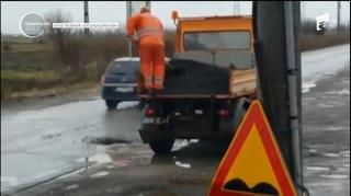 Imagini ilare la Calafat! Un drumar de tip "Dorel" toarnă asfalt direct în bălţile cu apă de pe un drum naţional!