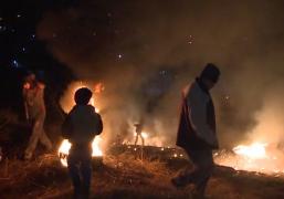 Ardelenii nu-şi uită obieciurile! Tinerii au aprins flăcări uriașe și le-au strigat pe fetele nemăritate