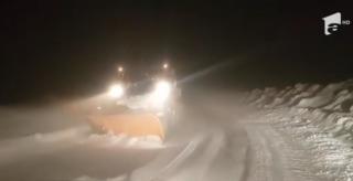 Iarna dă bătăi de cap gorjenilor. Utilajele de deszăpezire intervin pe drumurile din județ