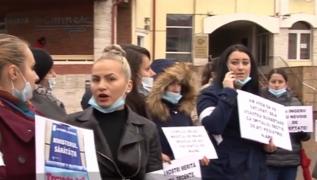 Zeci de mame din Târgu Jiu au ieşit în stradă, din cauza condiţiilor de la spitalul judeţean (Video)
