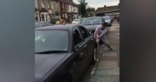 Românii care au distrus maşina unui vecin, în Londra, riscă o pedeapsă aspră