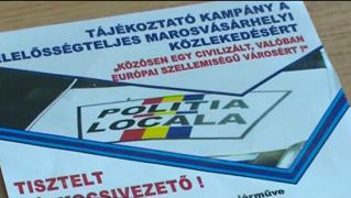 În Târgu Mureş, poliția pune fluturași bilingvi pe mașinile parcate ilegal